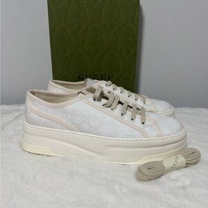Gucci Women's Cream and White Sneakers